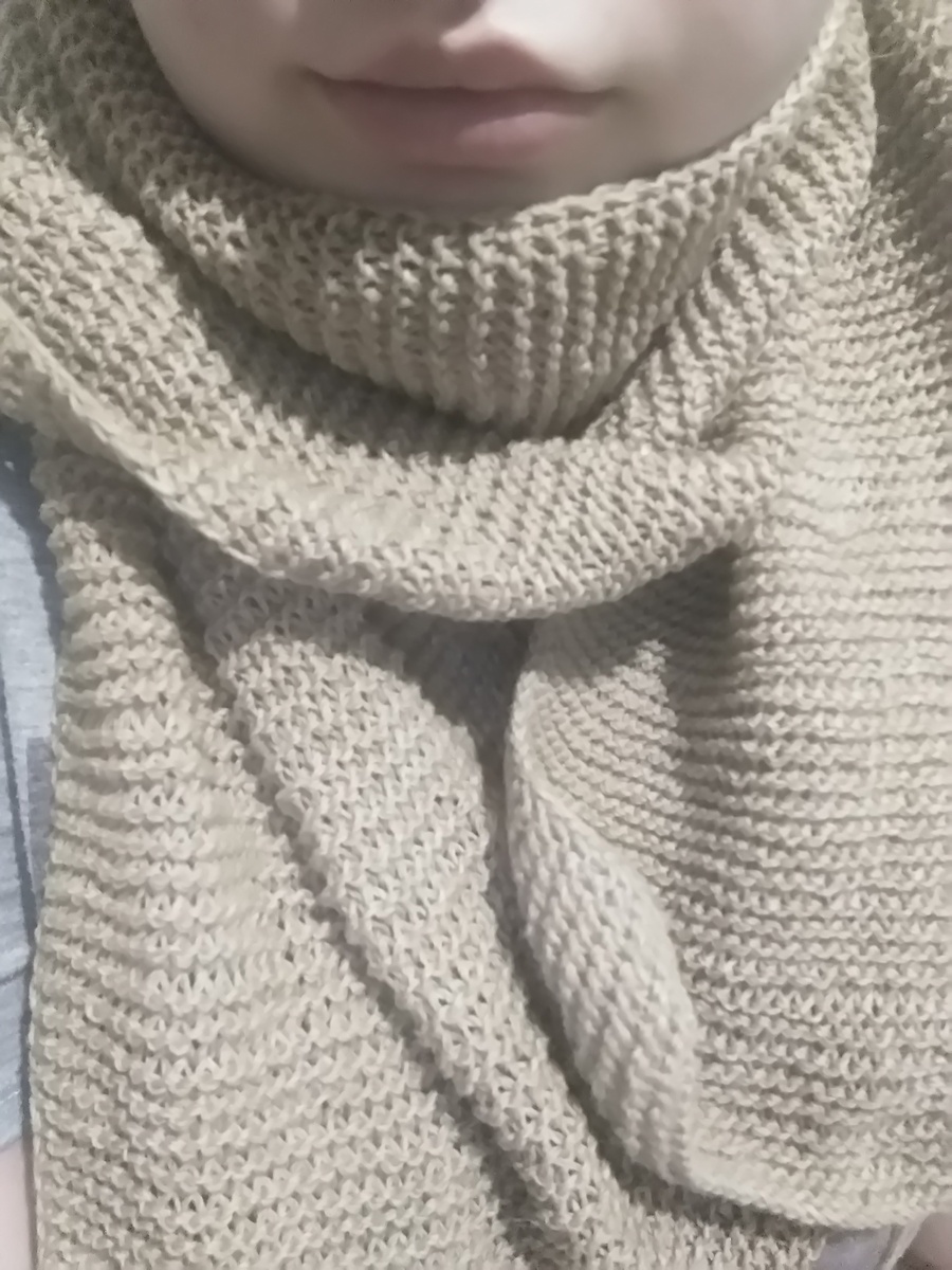 Фото автора.  Мое первое вязанное изделие))) Шарф платочной вязкой. Показать после ВТО?