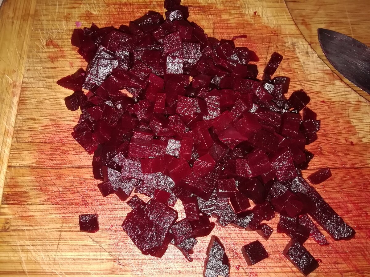 Кубиками нарезаем свеклу, ...