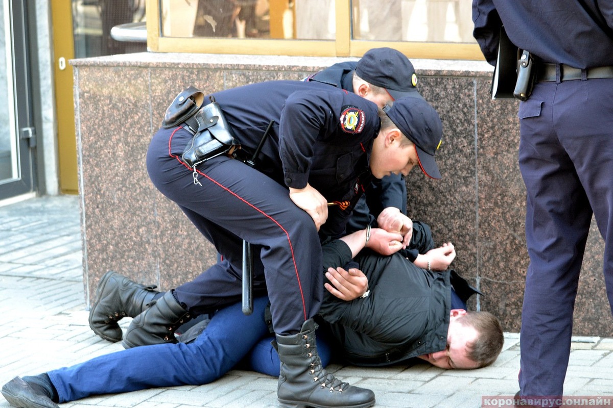 Арест граждан РФ за несоблюдение режима 