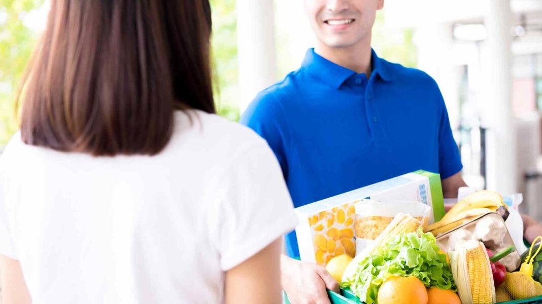 Дал заказ на человека. Человек с продуктами. Доставка продуктов. Доставщик фруктов. Доставщики еды вместе