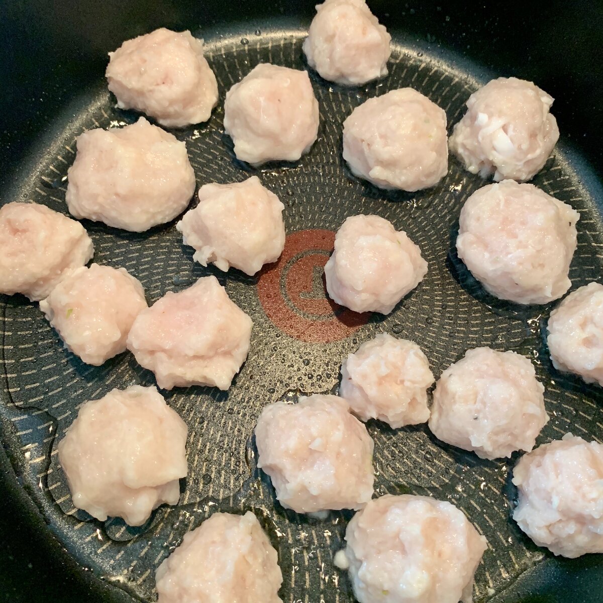 Мясные шарики - куриный фарш, хлебная мякоть, залитая молоком, соль и перец