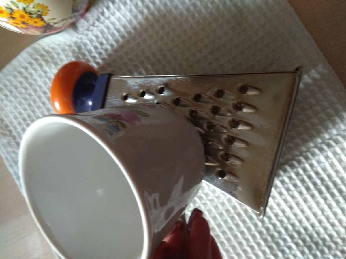 Как советовали точить! Берём бокал и трем донышком, как морковку!