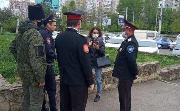 Она шла одна, ни с кем не контактировала, теперь она контактирует с четырьмя, один из которых ещё и без маски.