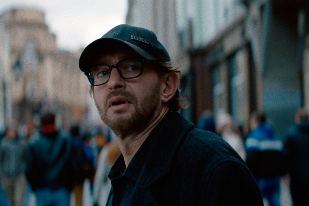 В новом фильме - о том, как можно стать миллиардером, но проморгать свое счастьеТекст: Сусанна АльперинаРоссийская газета - Неделя № 94(8148)Создается впечатление, что в каждом своем фильме кинорежиссер Анна Меликян стремится показать необычных женщин, которые своими странностями меняют жизнь других. В ее фильме "Русалка", отмеченном призом за лучшую режиссуру на престижном кинофестивале "Санданс", и выдвинутом от России на "Оскар", она рассказывала о девушке с уникальными способностями Алисе - еще до того как "Яндекс" назвал этим именем свою голосовую помощницу. Главную роль в картине играла Мария Шалаева. Во втором фильме Меликян - "Звезда" - главных героинь две - любовница олигарха и молодая актриса. У обеих - кризис, вместе с ними его переживает весь мир. В этой картине снимались Тина Далакишвили и Северия Янушаускайте. Тина Далакишвили и Мария Шалаева играют и в новом фильме Анны Меликян "Фея", который должен был покорить реальные кинотеатры, но вместо этого - из-за пандемии - перемещен в виртуальное пространство. Премьера состоится уже 30 апреля на КиноПоиске HD (ирония судьбы, но этот онлайн-кинотеатр принадлежит именно "Яндексу").Между Евгением Войгиным - главой империи компьютерных игр - и странной девушкой Таней возникла какая-то необычная и необъяснимая пугающая связь. Фото: kinopoisk.ru