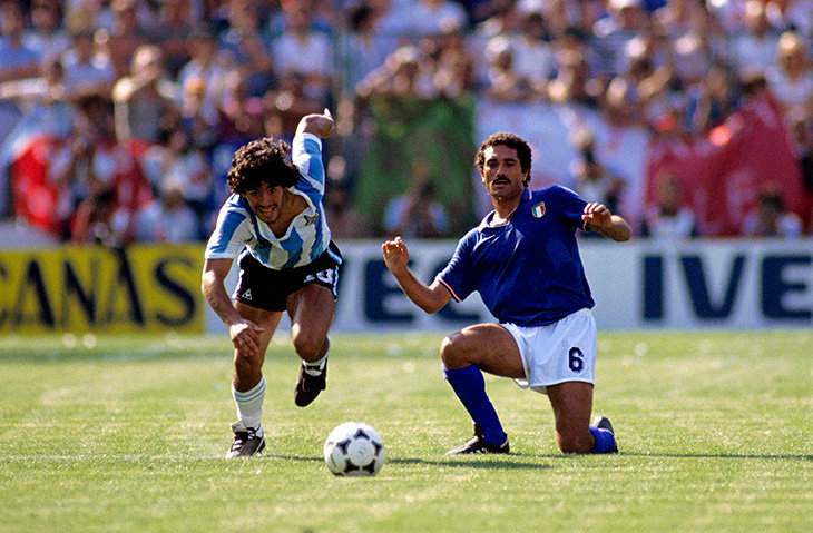 Диего Марадона уходит от Джентиле