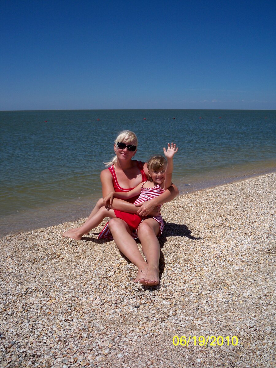 Здесь дочке 5 лет. Сейчас уже 15, и мы продолжаем отдыхать на Азовском море.