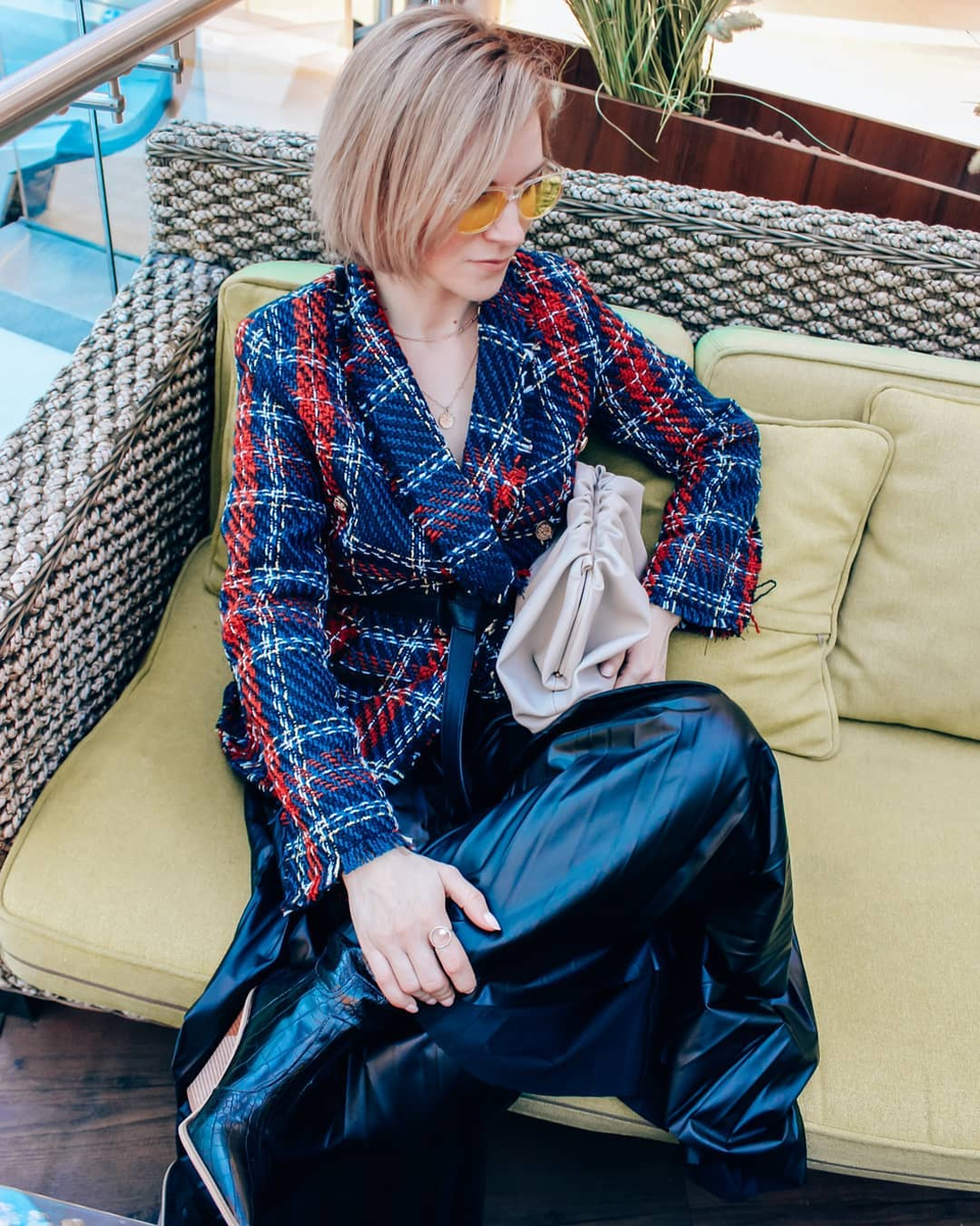 В тот день я была одета так. Кстати, если вы меня читаете впервые, меня зовут Оксана Самарина. Я — разумный стилист, помогаю создать гардероб мечты за копейки. Рада, что заглянули на мой канал.