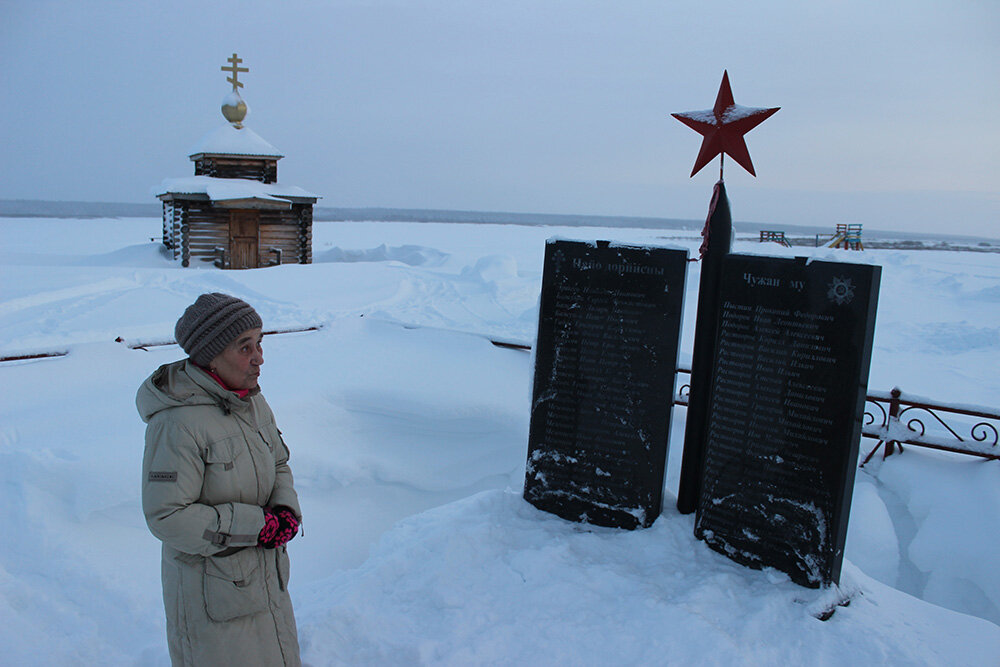 Мария Артеева на бывшем деревенском пустыре, где строит сейчас с родными часовню и установила памятник воинам  Даниловки