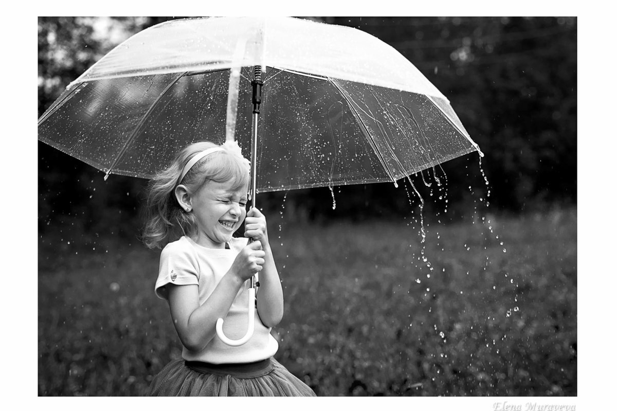 Дети под зонтиком