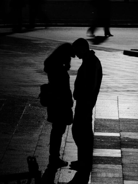 Это самая красивая история любви, которую я знаю… Любить так сильно и по-настоящему, в наше время такая редкость, что очень жаль. Ведь каждый из нас мечтает встретить  ту любовь,  от которой по телу приятная дрожь, сердце обливается радостью, а душа на седьмом небе от счастья.
   Это случилось осенью… Октябрь был холодным, мокрым… Солнце еще ни разу за весь день не вышло из-за темных туч. Город, словно опустел. Одинокие маршрутки ехали то в одну, то в другую сторону. Мелкие капли дождя то и дело барабанили в окно, и сильный ветер, срывая уже пожелтевшую листву, гулял по улицам.
 Как всегда после учебы он сел за компьютер, стал проверять почту, на которую должно было прийти письмо от той девушки, с которой недавно познакомился. Долгие минуты, пока он смотрел на ее фото, казались ему раем. Он все крутил в голове мысли, в которых был рядом с ней. И это все так затягивало, что многие дела он стал оставлять на потом, как это делают многие студенты.
 И вот оно самое письмо от нее! Он снова расплылся в очаровательной улыбке, подвинулся к монитору ноутбука и стал внимательно читать, не пропуская ни одной буквы. Как обычно она писала о том, как провела свой день, спросила как дела. Он, продолжая улыбаться монитору, стремительно набирал ответное сообщение.
 Они оба не заметили, как быстро пролетело время, и совсем не ожидая, Г она предложила немного прогуляться. Несмотря на мрачную погоду он, конечно, согласился и отбросил все те дела, которые нужно было сделать. Они договорились о встречи, о времени и теперь готовы были увидеть друг друга уже вживую…
 Он одевался потеплее, чтобы не стать замерзать, если вдруг прогулка затянется. Как бы он хотел пригласить ее к себе, но это невозможно. Он живет в общежитие, куда гостей не пускают и самому нужно вернуться к одиннадцати вечера уже назад. Об этом он старался не думать, чтобы не портить себе настроение.
 Она тем временем старательно делала себе макияж, все время кружась у большого зеркала и вглядываясь в каждый сантиметр своего тела. Ей хотелось обязательно понравиться ему, тем более он такой очаровашка на фото в интернете. Она даже нисколько не сомневалась, что он может обмануть ее и вообще не прийти на встречу. Эти мысли она тут же изгоняла из головы.
 По дороге к месту встречи он забежал в цветочный магазин и купил прекрасную розу, на которую прохожие все время обращали внимание. Она привлекала своим ярким цветом, на фоне серого города.  Он шел все быстрее и быстрее, боялся, что заставит ее ждать, и хуже того если она сама уйдет так и не дождавшись.
 Она только вышла, и глубоко вздохнув, аккуратно переступая через мелкие лужицы, пошла вперед на встречу.
 Он пришел намного раньше, в запасе еще было около двадцати минут, но зато был готов ждать, хоть несколько часов, лишь бы увидеть ее.
 Подкурив сигарету, Г все время крутил головой во все стороны, и всматривался в лицо каждого прохожего, чтобы не пропустить ее.
 Ему на телефон позвонила она и сказала, что уже совсем близко. Он подробно рассказал о месте нахождения и теперь с нетерпением ждал именно ту, которая поразила его сердце.
 Вдруг позади себя он услышал свое имя, и этот приятный нежный голос… Да, это была она. Смелый взгляд, улыбка на лице, красота лица не оставила бы никого равнодушным. Она подошла ближе и весело начала разговор.
 - Привет, еще раз. Не замерз тут? Наверное, я заставила тебя ждать…
- Нет, ты что? Все хорошо…
- Тогда пойдем, прогуляемся немного, ты же не против?
- Конечно, нет.
 Теперь они шли по одинокому тротуару, смотря друг другу в глаза, изредка улыбаясь. Осенняя погода так и продолжала разбрасывать капли мелкого дождя по темным улицам. Ветер иногда трепал восхитительные волосы Виктории, и она потом одним движением руки ловко убирала их назад. Было видно, как ей хотелось обнять Г, но она боялась об этом даже сказать.
 Тем временем он думал только о том, как хорошо ему быть с ней рядом. Никогда так не было хорошо, это была настоящая любовь, это он понял сразу как только увидел ее глаза.  Он хотел быть с ней навсегда, ни покидая не на минуту.
 Тут они свернули на аллею, которая шла вдоль широкой реки. На той стороне видны были небольшие дома, которые так же одиноко и бесшумно стояли под дождем. Изредка свет фар машин освещал почти голые деревья, и тут же исчезал, оставляя в темноте пару гулявших.
  Сами не замечая, как зашли уже совсем далеко от дороги, они остановились у старого дерева. Ветер стал так сильно дуть вокруг, что деревья уже издавали треск. Дождь немного стал тише, но мелкие капельки продолжали мочить волосы Виктории.
 - Давай остановимся здесь, тут так тихо…
- Давай…
Г подкурил сигарету и посмотрел в темное небо. Ни одной звезды, только на горизонте еле проглядывалась оранжевая луна, которая то и дело исчезала за тучами.
  - Не боишься такой погоды – спросил Г.
- Нет, мне нравится. Каждая погода хороша по-своему…
- Я согласен. Ты такая красивая и милая…
- Спасибо, ты тоже симпатичный и приятный парень. Я думала, что таких уже нет…
 Она немного посмеялась и тут же взяла Г за руки. Он ответил тем же. И теперь они смотрели друг другу в глаза… Та минута, когда земля уходит из под ног. Самый первый поцелуй… Они нежно прикоснулись  губами, и он крепко обнял ее за талию, прижимая к себе. Нежный поцелуй теперь превратился в страстный. Голова шла кругом, даже не чувствовали, что дождь уже разошелся во всю. Он расстегнул куртку и накрыл ей себя и Викторию.
  Теперь они сидели на корточках, уперевшись о дерево, крепко обнимая друг друга. Она продолжала осыпать его страстными поцелуями, а он обнимал ее все крепче и крепче, будто боялся, что она исчезнет.
 Эта первая незабываемая встреча теперь останется в памяти навсегда. Теперь у них у обоих есть то, что так бесценно в нашем мире – настоящая, чистая любовь. Чувство, которое хочет почувствовать каждый из нас.
 Прошло это прекрасное время, и им уже пора было возвращаться назад. Он проводил ее до дома, до самого подъезда. Они на прощание поцеловались и разошлись.
 Какой же Г счастливый шел в общежитие. Такое ощущение, что готов свернуть горы ради своей любимой. Перед глазами только ее образ и в ушах нежный голосок. Сохранилось до сих пор то тепло, которое он получил от нее. До сих пор чувствовал вкус ее помады на своих губах, чувствовал ее приятный аромат, который до самого утра не уходил. 
  Ему пришлось достаточно потрудиться, прежде чем удалось заснуть. Все мысли только о ней. Перед глазами она… но от этого становилось только лучше.
 Они еще раз пожелали друг другу спокойной ночи в сообщениях. Они еще раз признались друг другу в любви. Оба были на седьмом небе от счастья…
 Новый день. С самого утра у Г с лица не спадала улыбка. Соседи удивлялись, от чего он такой счастливый? Но говорить об этом ему совсем не хотелось. Весь день он пробыл на учебе, пытаясь хорошо слушать преподавателя, что конечно плохо удавалось. Все мысли были лишь о ней… О той, с которой вчера провел вечер, к той, чьи горячие губы прикасались к его губам. И сегодня они встретятся снова!
 Виктория сегодня была в отличном настроение. Подружки так и пытались расспросить ее о вчерашнем вечере, хотя она и пробовала это скрыть, хотя как тут… Это невозможно.  Просидев две пары она уехала обратно домой, где сразу же села за компьютер и вышла в интернет.
 Да, он был на сайте и уже прислал сообщение, просил о встречи снова. Вика конечно охотно согласилась и они договорились встретиться на том же месте, чтобы снова прогуляться по той самой аллее вдоль обрывистого берега.
 Сделав все самые важные дела, он спешил на встречу с Викой. Все время думал только о ней! Он быстро отошел от той хандры, которая маяла его каждый день. Она та, от которой, словно от солнца, исходят яркие лучики тепла и согревают его изнутри. Она дарит ему столько счастья, сколько он еще ни разу не получал в своей жизни.
 Теперь уже они шли друг другу навстречу, с улыбкой на лице и готовые крепко обнять друг друга. Через несколько мгновений Вика была в объятиях Г. Он крепко сжимал ее за талию и целовал в сладкие губы и снова вкус помады он ощутил на своих губах.
 - Какое это счастье быть с тобой рядом, я так тебя люблю!
- Милый, я тебя тоже люблю. Ты такой классный и забавный…
- Спасибо, мне, правда, очень приятно слышать эти слова, особенно от тебя.
 Влюбленные снова оказались на той самой аллее, где гуляли вчерашним дождливым вечером. Сегодня погода была намного лучше, достаточно тепло. Теперь не нужно было прятаться от холодного дождя, все было очень хорошо…
 Вика взяла Г крепче за руку и повела за собой. Они спустились с небольшого холмика и остались у того самого дерева, где их никто не мог уже увидеть, где они оставались совсем одни, наедине…
 Сначала стояла таинственная тишина, позже Вика придвинулась ближе к Г и поцеловала его. Он тут же ответил тем же. Теперь снова слились в страстном поцелуе, крепко обнимая друг друга все сильнее и сильнее. Они даже не чувствовали того холода, который опускался на сырую землю. Словно, эта пара находилась в другом мире, где всегда тепло и все наполнено любовью и добротой. Она продолжала гладить его горячими руками по шее, изредка нашептывая на ухо нежные слова, от которых по спине бегали мурашки. 
 Конечно, сейчас им хотелось большего… Ощущать тела друг друга, чувствовать горячее дыхание, нежные прикосновения и страстные объятия. Им хотелось слиться воедино, как два ручейка создают бурную реку.
 Время неслось стремительно, и пора было собираться назад. Как же не хотелось отпускать ее от себя!
  Он снова проводил ее веселой улыбкой и поспешил за поворот, оставляя за собой приятный аромат мужского одеколона. Она еще раз посмотрела в его сторону и медленно открыла дверь  подъезда.
                ***
Сердце у обоих переполняло великое счастье! Им так хотелось быть вместе каждую минуту, но пока это было невозможно.
 Мама Виктории была очень строгой женщиной, дочь даже боялась признаться ей в том, что встречается с Г и очень сильно его любит. Неужели так и придется втайне проводить время с ним? Ни он, ни она не выдержат такого, уж точно. Поэтому она стала визуализировать ситуацию и искала лучший и худший исход. Да и лет ей уже давно восемнадцать исполнилось, не будет же она вечно все скрывать! Большая уже и самостоятельная девушка. В то же время она не хотела огорчать маму, ведь она так много для нее сделала… А отец?
« Он уже давно не живет с мамой… Они развелись когда мне еще было 14 лет… бедная мама воспитывала меня совсем одна, без всякой помощи. Мне ее тогда было очень жалко, ведь тяжело ей было. Работала с утра до ночи, лишь бы деньги были. На воспитание времени почти не оставалось, привыкала к самостоятельности. Зато когда (конечно очень редко) у мамы были выходные, она все время проводила их со мной рядом, хоть я и видела как ей хотелось отдохнуть… 
 Много раз слышала как она тихонько плакала у себя в комнате. Молила бога о помощи. И мне тогда становилось очень плохо. Я тоже начинала рыдать, сразу уходила к себе. Мне не хотелось, чтобы мамочка видела у меня слезы на глазах, пусть лучше думает что мне очень хорошо и прекрасно благодаря ей. Может это и не хорошо, лучше пусть видит правду…
 А отец совсем обо мне забыл. Он даже никак не хотел помочь нам с мамой. Живет до сих пор в свое удовольствие и ни о чем серьезном не думает. Хотя я ему благодарна и за 14 лет, которые он был рядом. Тем более, он же отец, а не чужой мне дяденька. Но обида в душе конечно осталась»…
 Г быстрее пытался выучить весь заданный материал, но в голову все никак не помещалось. Да и мысли были совсем не об учебе! Какая тут учеба, когда перед глазами только она? Стройная, красивая девушка с восхитительным характером и нежным голосом. С шикарными глазками и сладкими губами. Сейчас хотелось быть только рядом с ней и не думать о постороннем. Ему так хот елось сделать ее счастливой, подарить яркие моменты жизни, только чтобы было ей хорошо, чтобы эта улыбка ни когда не сменялась грустным выражением милого личика.
 Он набрал ее номер телефона и ожидал услышать этот ангельский голосок. И вот они снова слышат друг друга, и улыбка у обоих не сходит с губ.
 Вика старалась говорить как можно тише, так как боялась, что мать может случайно подслушать их разговор. В этом и заключалась трудность телефонных переговоров. Она постаралась побыстрее закончить разговор и обещала ждать в интернете на сайте знакомств. Так и прервался ее голос, оставив за собой легший шепот – «я тебя люблю»…
                ***
На улице конец ноября. Весь день шел пушистый снег, и, кружась, ложился на промерзшую землю. Солнце светило довольно тускло, не унимался легкий северный ветерок.
 Вика в это время помогала маме делать уборку дома. В ее мыслях созрела идея рассказать, что она встречается с Г и тогда все эти тайные встречи прекратятся…
  -  Пусть она об этом узнает, я буду терпеть, если она будет против, всё равно ничего не изменится, и я очень люблю его!
  Сколько не пыталась бедная Вика начать разговор, но не могла. Будто язык отнимался, ничего не могла сказать. Решила, что пусть она узнает тогда об этом чуть позже, но не сегодня…
 Г хотелось, чтобы они поскорее были с Викой вместе. Он не мог терпеть долгой разлуки, постоянно терпеливо ждал звонка, лишь бы услышать этот ангельский голос. Она, словно наркотик, без нее никуда. Засыпает и видит только ее… Вот она, настоящая и чистая любовь…
 Какое же было это счастье, когда Вика узнала, что мама на два дня уезжает по работе в соседний город! Ведь теперь они могут провести время здесь, в тепле и комфорте, а не прятаться где-то в темных местах подальше от людей… 
 Мать, конечно, строго наказала, чтобы дочь содержала идеальный порядок в доме. Чтобы без всяких происшествий…
 - Мамочка, все будет хорошо, главное не переживай!
- Я тебе позвоню, когда приеду, чтобы трубку сразу брала! И смотри мне тут, если узнаю…
- Мамочка, хватит переживать. Я же уже взрослая.
- Ладно, там такси приехало. 
Она поцеловала дочку в щечку и поспешила покинуть квартиру. Вика удостоверилась в том, что мать правда уехала и тут же позвонила Г.
 Она рассказала обо всем и сегодня вечером ждала своего любимого у себя дома, чтобы провести его вместе. Г согласился и тут же закончил все свои дела и пустился в ближайший магазин.
 Он купил вино, шикарную коробку конфет и прекрасную белую розу, от которой исходил приятный тонкий аромат. Прежде чем идти к любимой, еще раз посмотрел в зеркало, радостно улыбнулся и осторожно вышел из комнаты, закрыв комнату на ключ.
  Немного похолодало. Снег уже почти закончился, зато ветер усилился. Несмотря на это, на улице можно было наблюдать огромное количество людей, особенно ребятишек. Они с громким смехом катались с горок, которые расположены на детской площадке. Кто-то играл в догоняшки, пытаясь как можно быстрее бежать, но падал и снова вставал. Все это выглядело так забавно, так хотелось хоть на часок вернуться в свое детство и тоже пуститься во всю эту игру и от души порезвиться с ребятами…
 Вика позвонила Г и сказала, что очень ждет и уже хочется скорее увидеться. Он набрал номер квартиры и после нескольких секунд открыл дверь подъезда. По крутой лестнице прошел на второй этаж и еле слышно постучал в дверь любимой. Раздался небольшой скрип и наконец, они увидели друг друга!
Виктория быстро закрыла дверь и тут же кинулась Г на плечи, осыпая его горячими поцелуями. Потом она приняла замечательную розу и нежно поднесла ее к носу.
 - Ты такая же прекрасная, как эта роза! Даже еще лучше!
- Я обожаю и так сильно тебя люблю! Раздевайся и проходи уже скорей сюда, не стой у порога! – с этими словами она прошла на кухню и поставила цветок в хрустальную вазу.
 
 Теперь они были наедине… Пока Виктория приготавливала романтический ужин, Г внимательно рассматривал фотографии своей любимой, когда она была еще совсем маленькой. Она выглядела здесь такой забавной…
 - Дорогой, прошу тебя к столу, жду…
- Иду, любимая.
Он зашел на кухню. На столе горела большая свеча, украшенная блестящими узорами по бокам. В тарелках красиво нарезанные фрукты, различные салаты. Кристально чистые фужеры отражали блеск яркой свечи. Атмосфера была настолько прекрасна, что все казалось сказкой…
 Г осторожно налил вино и придвинулся ближе к столу. Теперь они сидели рядом, смотря друг другу в глаза… В них можно было увидеть бескрайнее счастье, которое захватывало обоих и уносило далеко, в мир любви и доброты.
 - Я хочу выпить за нашу любовь, которая так быстро началась и никогда не закончится. С каждым днем мы будем любить все больше и больше. Ты самая красивая девушка, которую я знаю…
- Г, спасибо за такие замечательные слова. Это так приятно слышать.
Виктории еще никогда не говорили таких теплых слов, которые были настолько искренни, чистые. Душа ликовала еще больше, сердце стучало сильнее в груди, казалось, его слышал даже Г.
 Они выпили немного вина и продолжали смотреть друг другу в глаза. Он нежно взял ее за руку и поцеловал в сладкие губы, все с тем же чарующим ароматом…
 Так уже на часах одиннадцать часов вечера. На улице стало тише. Даже слышен треск пламени свечи и бой настенных часов. Он все так же держал ее руку, иногда сжимая сильнее, смотря на реакцию Виктории.
 Глаза Вики уже заблестели от красного вина. Сейчас она понимала, что мать бы этого не перенесла, увидев ее немного опьяневшей.
 Позже Вика повела Г за собой в спальню, где предложила сесть ему на кровать. Потом сама подошла к нему вплотную и присела рядом. Настала неловкая пауза, которая была прервана жадным поцелуем. Теперь им уже не удавалось контролировать свои действия… 
  Страстные  поцелуи сменялись крепкими объятиями…  Он все сильнее прижимал ее к себе, ощущая горячее тело любимой.  Это было блаженство! Они слились воедино. Шептали  ласковые слова, нежно покусывая друг друга.
 Вика не стеснялась оказаться обнаженной. Она знала, что будет с этим человеком до конца и уже ничто, и никто не сможет их разлучить. Она готова уехать вместе с ним, покинув дом…
 Еще несколько секунд и Виктория впивается   Г ногтями в спину, крепко скрестив ноги на его пояснице. Она испытывала это первый раз, божественное ощущение, которое хотелось снова и снова. Легкая судорога прошла по их телам, задевая каждую клеточку…  дыхание, словно прервалось. Время замерло. В венах кипела кровь…
 Теперь они лежали без сил… Он нежно обнимал ее за талию, слегка, поглаживая. Она лишь устало продолжала прикасаться к его губам, которые казались горячее пламени.
 Время пронеслось незаметно… За окном просыпался город… шум машин, трамвая прерывали процесс мечтания Вики. Она смотрела в потолок, иногда поворачивая голову к Г, нежно улыбалась и гладила его по плечу. Он чувствовал как «бегают мурашки» от этих прикосновений. Сейчас ему казалось, что это все, что ему нужно! Она рядом, словно воздух, без которого невозможно прожить.
     ***
На прощание Г поцеловал В и поспешил обратно в общежитие. Ему еще предстояло ехать на учебу, чего конечно так не хотелось.
  Вика была на кухне, когда в квартиру вошла мать. Она торопливо сняла шубу и разулась. Потом поспешила в спальню. Похоже, что она все знает…
 - мам, что ты ищешь? И вообще привет!
- Так, я все знаю! Ничего не говори! Кто это был с тобой?
- Не поняла, когда?...
- Замолчи! Ты хочешь сказать, что твоя мама слепая и ничего не видела?! Он вышел из нашей квартиры, когда я поднималась!
 Вика даже не знала что ответить. Лгать ей совсем не хотелось, это не поможет. Рано или поздно обман раскроется… Она решила рассказать  всю правду, даже если мать будет этим недовольна.
  Неожиданно, но разговор был спокойным, без каких либо скандалов. Еще более Вику удивило то, что мама все поняла и дала разрешение на встречи с Г.
 Сначала сердце бешено стучалось, казалось, все это только сон. Чуть позже стало понятно, что все происходит на самом деле… Каково же было радостно Вике, когда она звонила Г и обо всем рассказывала. Вместе с матерью они завтра вечером ждали его на ужин, от чего он конечно не отказался. Ему тоже не верилось во все это. Он думал, что любимая просто разыгрывает его.

***********
За столом сидело трое. Все вместе разговаривали, улыбаясь друг другу. Г держал руку Вики и чувствовал, что нашел именно то, что ему нужно. Мама сделала вывод, что он прекрасно подойдет для ее дочери.
 Через несколько лет появится новая счастливая семья. В ней всегда будет царить добро и любовь…
