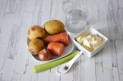 ШАГ 1:
Подготовить ингредиенты. Чтобы приготовить сырный крем-суп, нам понадобится: 400 г картофеля; 300 г плавленого сыра; 1 луковица; 1 морковь; 1 стебель сельдерея; черный молотый перец и соль по вкусу.