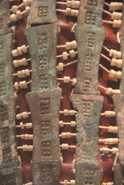 А вот это - пластины наплечников. Те самые "бусы", да. 