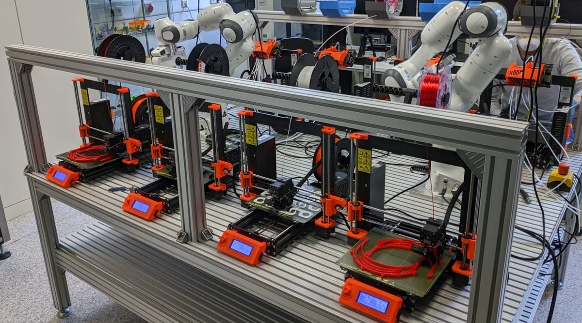 Процесс печати лицевых масок в крупнейшей компании "Prusa" 