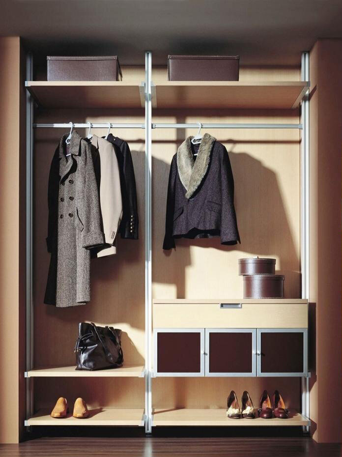 Небольшая глубина компенсируется поворотными плечиками для одежды