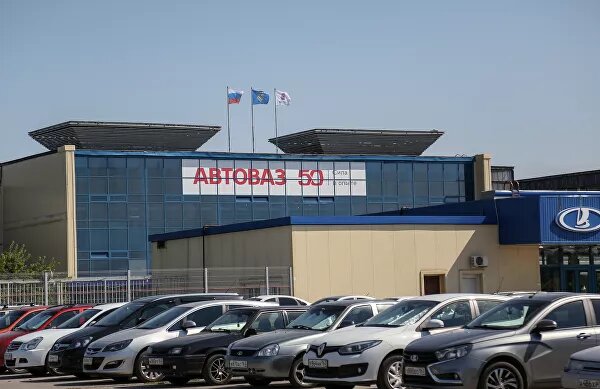 Эксперты уверены: если серийного насильника вовремя не остановить, рано или поздно он начнет убивать. Тольяттинский эту теорию подтвердил.© РИА Новости / Игорь АгеенкоПерейти в фотобанкАвтомобили на стоянке у завода ОАО "АвтоВАЗ" в ТольяттиЛетом 1996-го пропала семилетняя Полина. Ее тело нашли на территории заброшенной воинской части. На этот раз оперативникам повезло — соседка девочки вспомнила, что видела ее в обществе знакомого, живущего поблизости, — 30-летнего бывшего сотрудника "АвтоВАЗа" Олега Рылькова.Сотрудники уголовного розыска отправились к нему домой. Жена Рылькова сказала, что три месяца назад выгнала мужа из дома, не выдержав постоянных издевательств. С тех пор его не видела.Фотографию Рылькова разослали во все отделения милиции, а также в газеты и на телевидение. Оперативники предположили, что маньяк, скорее всего, покинул город и залег на дно где-нибудь в другом регионе. Но это было не так.Через две недели после убийства Полины милицейский патруль задержал на местном рынке мужчину, расплатившегося фальшивой купюрой. Тот представился Александром Ященко и назвал адрес. Его отпустили под подписку о невыезде. Хотя на всех стендах о розыске особо опасных преступников была фотография Рылькова, в "фальшивомонетчике Ященко" милиционеры серийника не опознали. аньяк понимал, что его ищут, и назвал в отделении имя и фамилию своего знакомого. Но выяснилось это позже. Единственный просчет
Рыльков прожил в Тольятти еще год, перебиваясь случайными заработками и мелкими кражами, и лишь весной 1997-го покинул город. Впрочем, уехал он недалеко, обосновавшись в областном садовом товариществе, где подрядился на стройку. Там познакомился с 40-летней Мосфирой Сарифуллиной, представившись ей Владимиром Колесниченко.
Он всячески помогал одинокой женщине и вскоре перебрался к ней. Однако гражданский брак продлился недолго — через месяц Рыльков жестоко расправился с приютившей его хозяйкой. "Во время очередной ссоры я ее толкнул на кровать, — рассказывал убийца на следственном эксперименте. — Мосфира упала лицом вниз, а я взял топор и обухом ударил по затылку четыре или пять раз".
Олег Рыльков
© Фото : СУ СКР по Самарской области
Олег Рыльков
Рыльков вновь подался в бега, прихватив с собой ключи от тольяттинской квартиры убитой. На следующий день он взял топор и обманом проник домой к соседям Мосфиры, где в тот момент находились девятилетняя девочка и ее 16-летний брат.
Подросток чудом остался жив и, дождавшись, пока маньяк покинет квартиру, вызвал милицию. Рылькова задержали спустя несколько часов.
Старые эпизоды
Суд признал Олега Рылькова виновным в четырех убийствах и более чем 30 изнасилованиях, а также в ряде краж и грабежей. Зимой 1998-го его приговорили к смертной казни, впоследствии заменив ее пожизненным лишением свободы. С тех пор постоянным "местом прописки" тольяттинского маньяка стала Соль-Илецкая колония особого режима "Черный дельфин".
В нулевые Рыльков начал признаваться в новых убийствах и изнасилованиях. Это позволяло ему на время следствия менять камеру-одиночку на более комфортное СИЗО. Потом Рылькова возвращали в "Черный дельфин". Летом 2019-го он "вспомнил" еще о нескольких преступлениях, его этапировали из Соль-Илецка в Сызрань. Там осужденный подал ходатайство о досрочном освобождении. По состоянию здоровья. Якобы тяжелое заболевание сердца не позволяет ему больше находиться за решеткой.
Хотя маньяк непрерывно жаловался на плохое самочувствие и твердил об ущемлении своих прав, выйти на свободу ему не удалось — Сызранский городской суд ходатайство отклонил.
"Маньяков, по-моему, вообще нельзя отпускать на свободу, — говорит экс-оперуполномоченный убойного отдела МУРа, полковник милиции в отставке Игорь Васильев. — Они не исправятся, потому что, убивая, удовлетворяют свои потребности. Эти преступники всегда должны быть изолированы".На днях Рылькова признали виновным еще в двух убийствах: одно он совершил летом 1994-го, другое — весной 1997-го. Жертвы — несовершеннолетние девочки. К пожизненному сроку приплюсовали еще 19 лет колонии. Следователи не исключают, что в деле тольяттинского потрошителя рано ставить точку и он решится на новые признания.