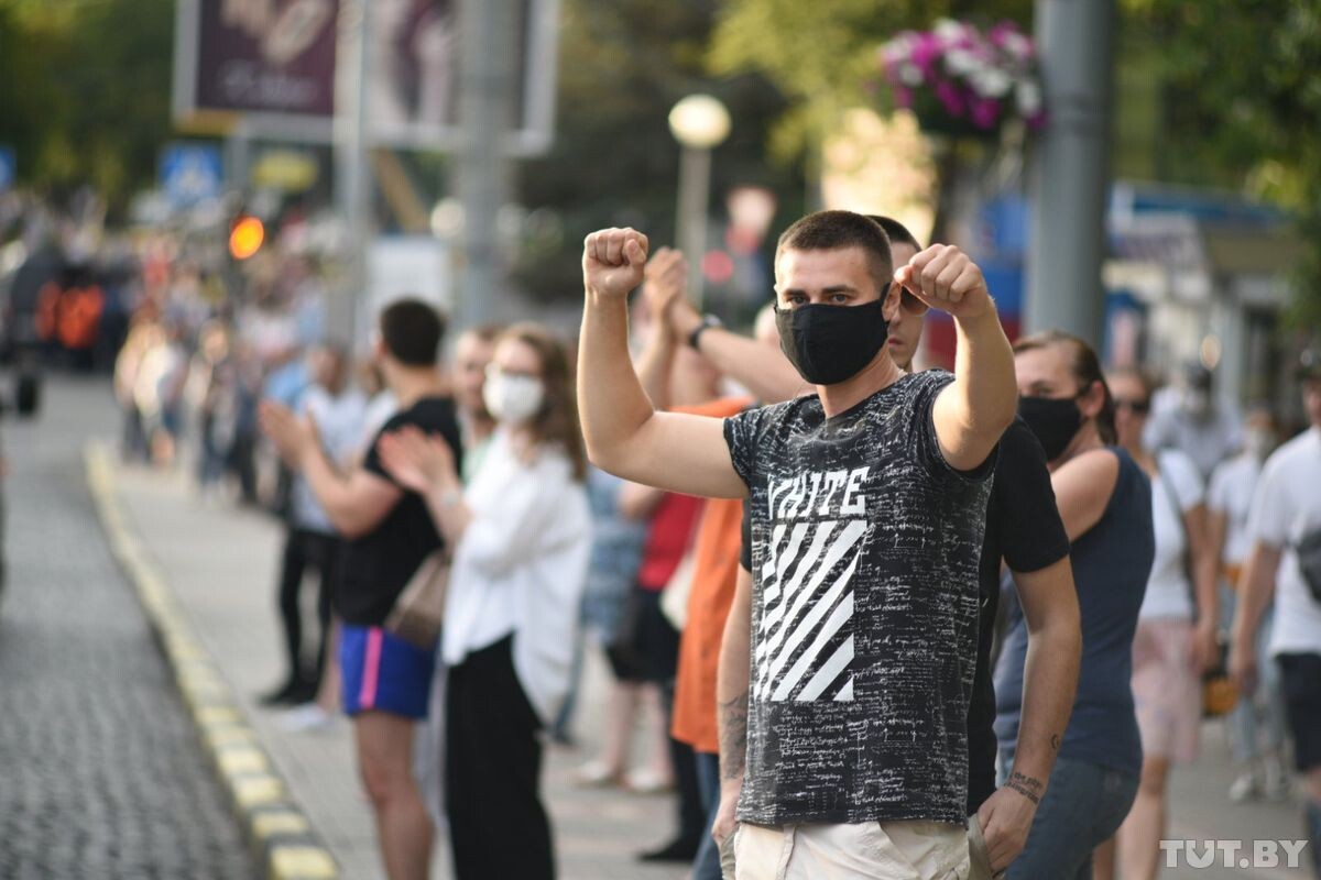 Тысячи белорусов становятся в ряд, не соглашаясь с режимом Лукашенко // tut.by