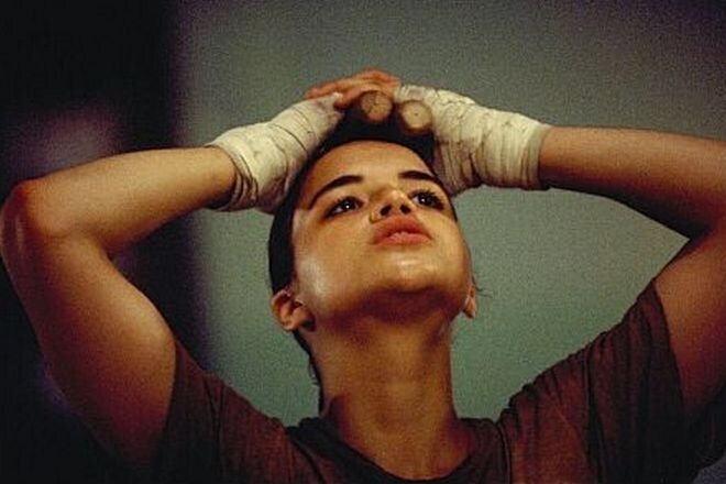 Мишель Родригес (кадр из фильма «Женские бои»)