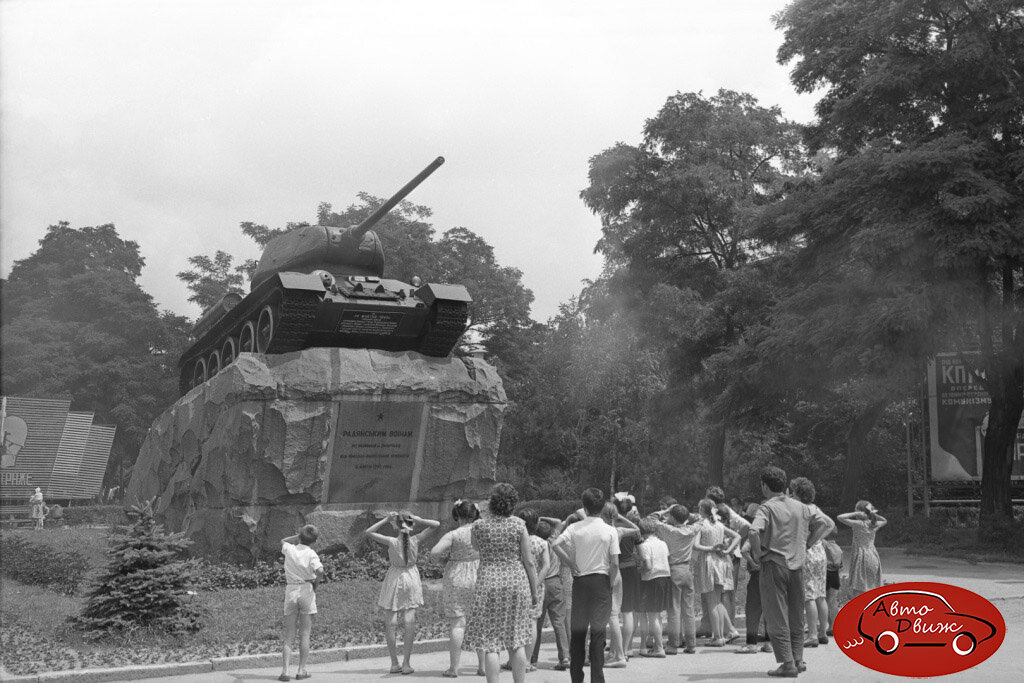 Памятник экипажу Николая Яценко в Запорожье, 1968 год 