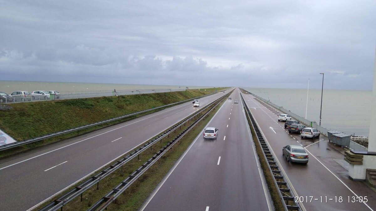 Вот она, дамба. Разницу в 3 м. видно невооруженным глазом. Слева море, справа Флеволанд