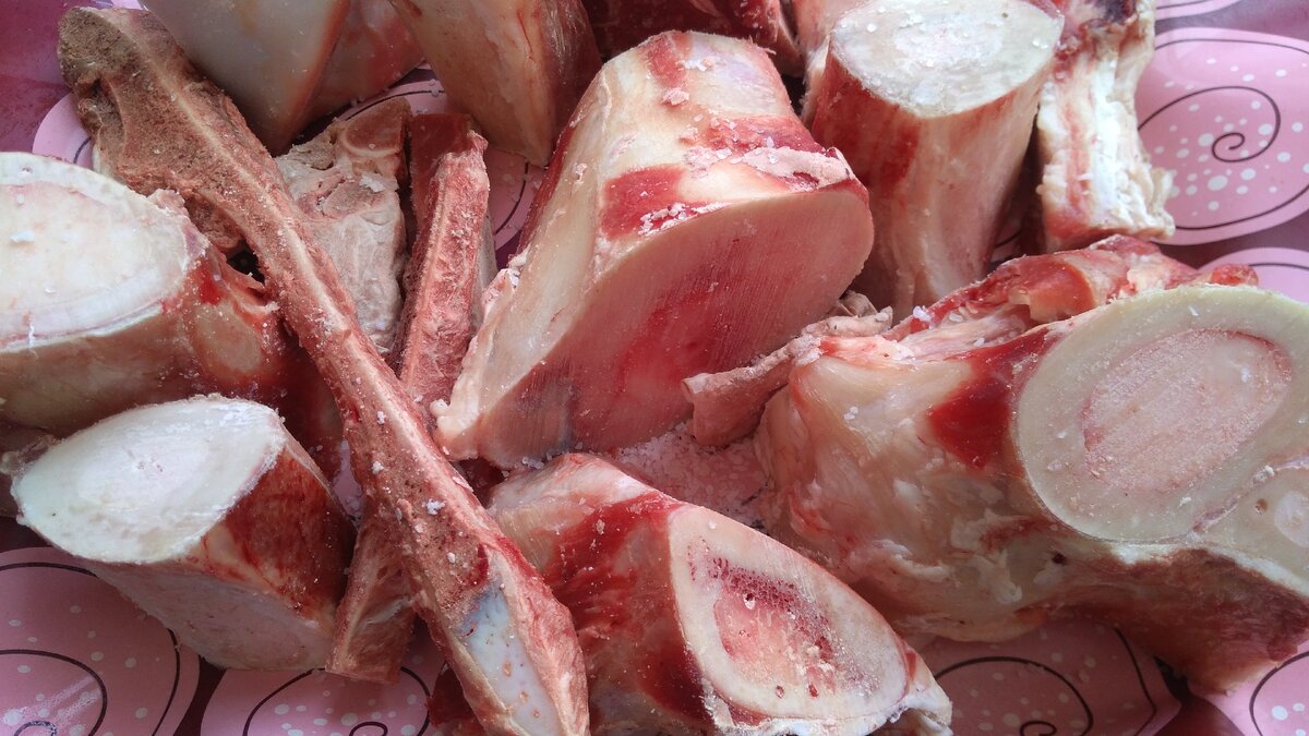 Как сварить говяжью кость. Мозговые кости говяжьи. Отварное мясо. Мозговая косточка говяжья. Сахарная косточка говяжья.