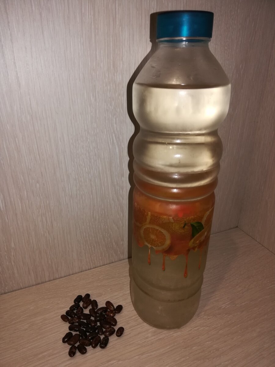 Такая бутылка с водой  у нас всегда в холодильнике стоит 