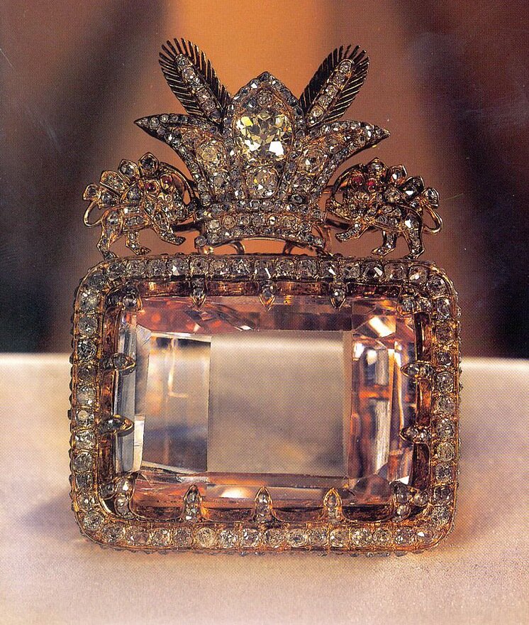 Бледно-розовый бриллиант Дерианур весит 189,62 карат.Возможно это часть алмаза "Белый Тавернье",украшавшего трон Шах-Джахана. Был вывезен из Индии иранским шахом Надиром ...