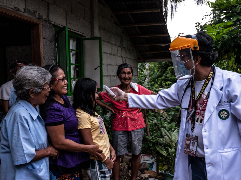 Кортес посещает семью Франсиско Фернандеса, который умер с подозрением на случай COVID-19. Кортес поместил семью на 14-дневный карантин, и он или медсестра каждый день останавливались, чтобы проверить их симптомы