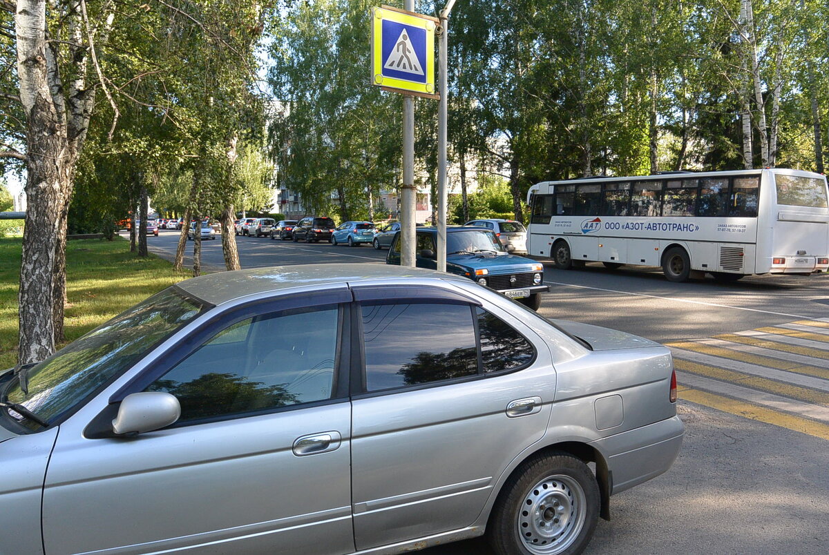 Сейчас пешехода не видно с дороги — мешает парковка