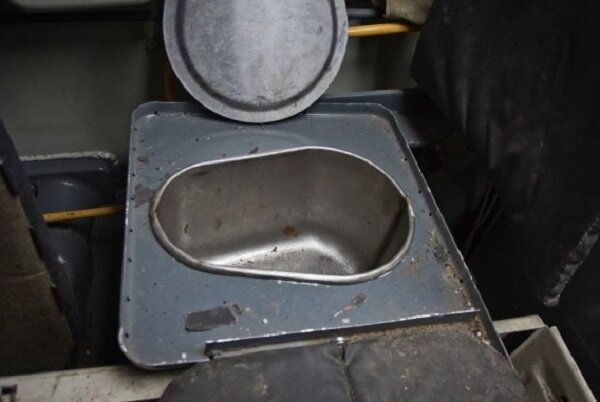 Вот такие фото в сети выдают за туалет Арматы. Но это не он. Фото из Арматы просто нет в сети.