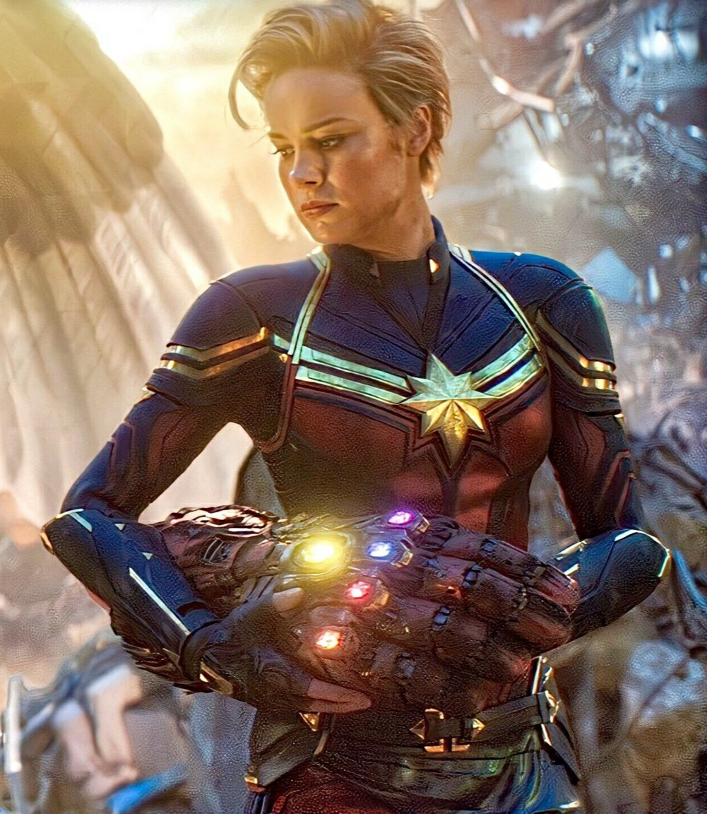 Капитан Марвел держит перчатку Бесконечности, взято: https://pbs.twimg.com/media/EXb0VYTVcAE4CGI.jpg