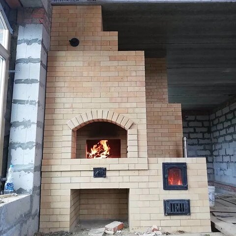 Если вы решились на установку, то прежде чем начать ее возведение, измерьте помещение, потому что традиционный вид нагревательного элемента там может попросту не поместиться. Чаще всего их ширина превышает 100 см, а высота варьируется 160 до 220 см.