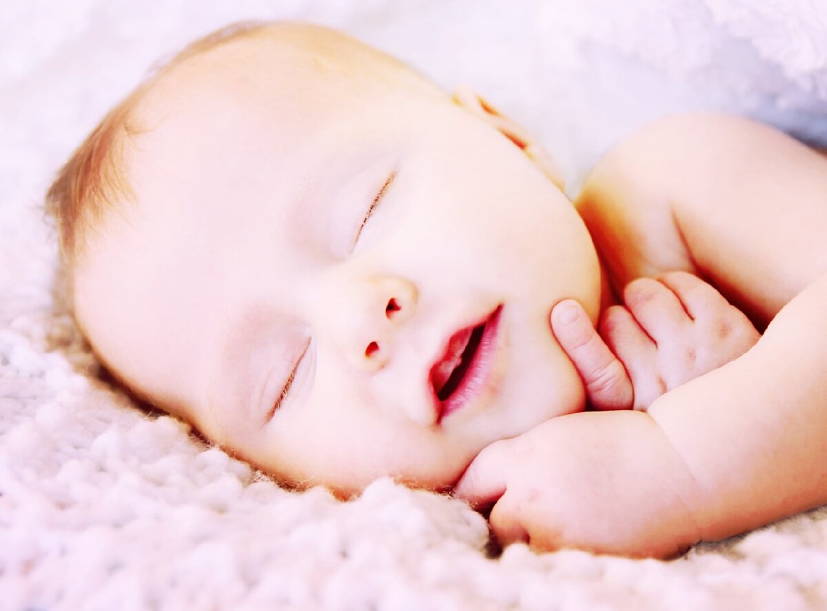 Сон младенца свеще. Спящий младенец макро. Сон младенцев в обработке. Снятся сны новорожденным детям до месяца.