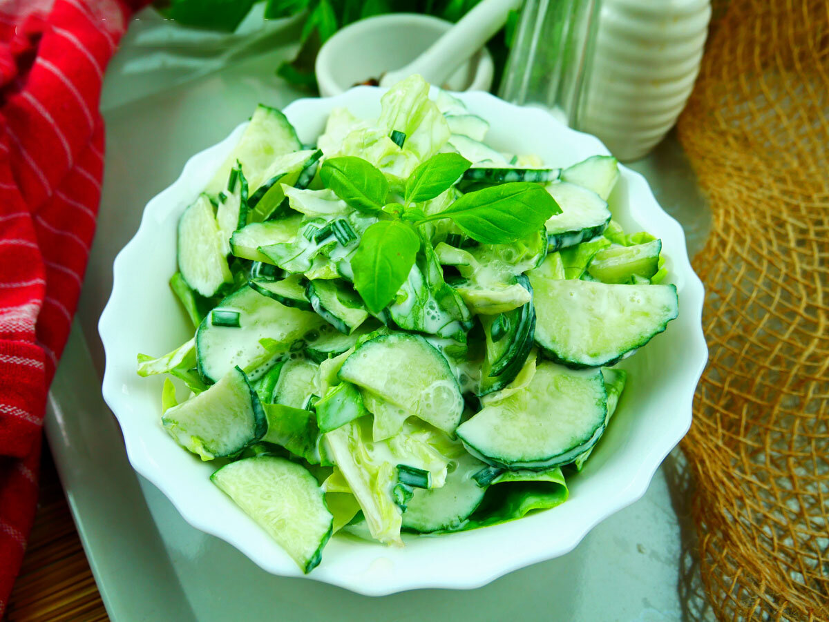 Салат с листьями капусты и огурцами
