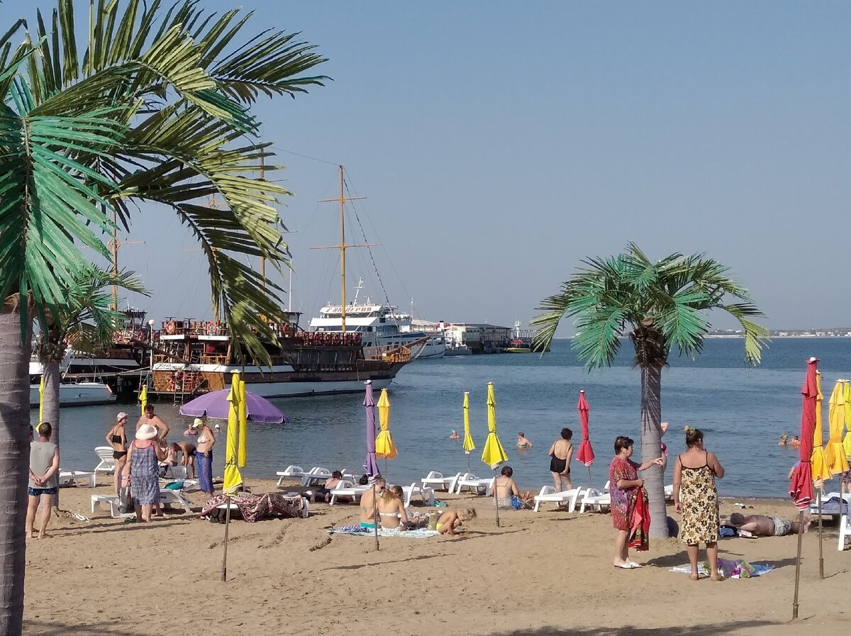 Раннее утро, первые посетители пляжа. Фото автора