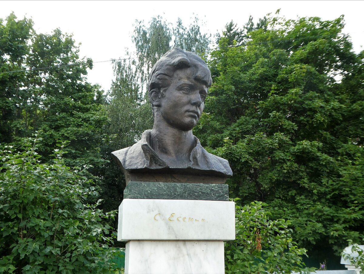 Спас-Клепики. Памятник С.А. Есенину (скульптор А.А. Бичуков)