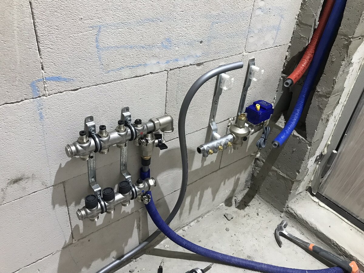 Осталось все подключить и за протечки во время отсутствия можно не переживать