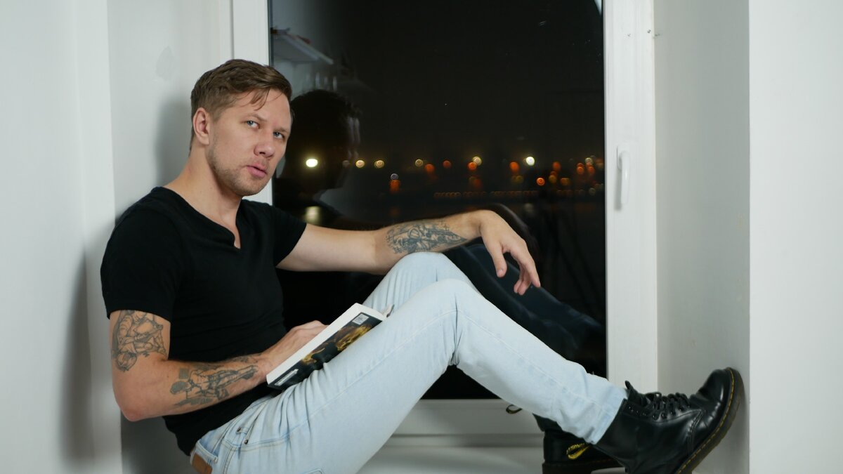 Почему я сел у стенки? У меня дрожат коленки.