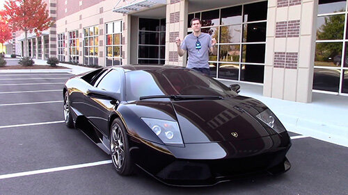 У первого Lamborghini не было двигателя

Первым спортивным автомобилем Lamborghini был 350 GT, который был представлен на автосалоне в Турине в 1963 году.Lamborghini спешила показать миру прототип суперкара, над которым они работали еще до этого. это было закончено.Кузов выглядел хорошо, но вот под капот они положили кирпичи. Капот держался закрытым весь период автосалона.7. Lamborghini Murcielago и углеродное волокно

Могу поспорить, вы не знали, что Lamborghini Murcielago был полностью сделан из углеродного волокна, за исключением крыши и дверей.Murcielago выпускался с 2001 по 2010 год, за это время было выпущено 4099 единиц.Lamborghini хотела снизить вес до минимума, и поэтому они решили использовать углеродное волокно.Автомобиль поставляется с двигателем V12, мощность двигателя 560 л.с. и развивает максимальную скорость 330 км в час.Он может перейти от 0 до 60 за 3,8 секунды. Существовали ограниченные выпуски Murcielago, наиболее заметным из которых является 40-е издание, выпущенное в честь дня рождения компании. Есть также версия Versace, которая вышла в белом корпусе, и было выпущено всего 20 единиц.
6. У первого Lamborghini не было двигателя 7 удивительных фактов о Lamborghini, которые вы не знали
Первым спортивным автомобилем Lamborghini был 350 GT, который был представлен на автосалоне в Турине в 1963 году.
