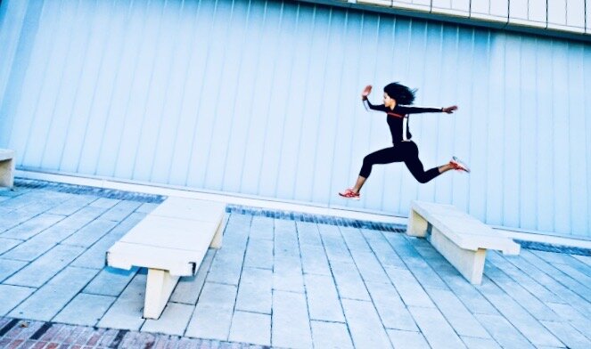 девушка бежит