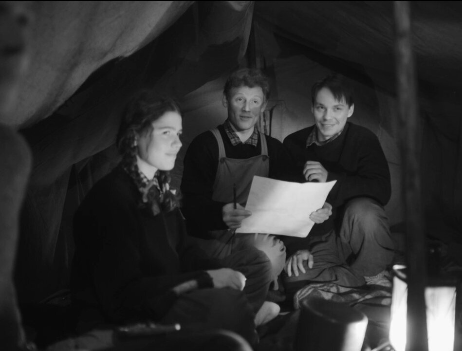 Туристы внутри палатки (кадр из сериала). "Дятловцы" одеты очень легко, как будто находятся в хорошо обогретом помещении.  В реальном уральском феврале такое невозможно.