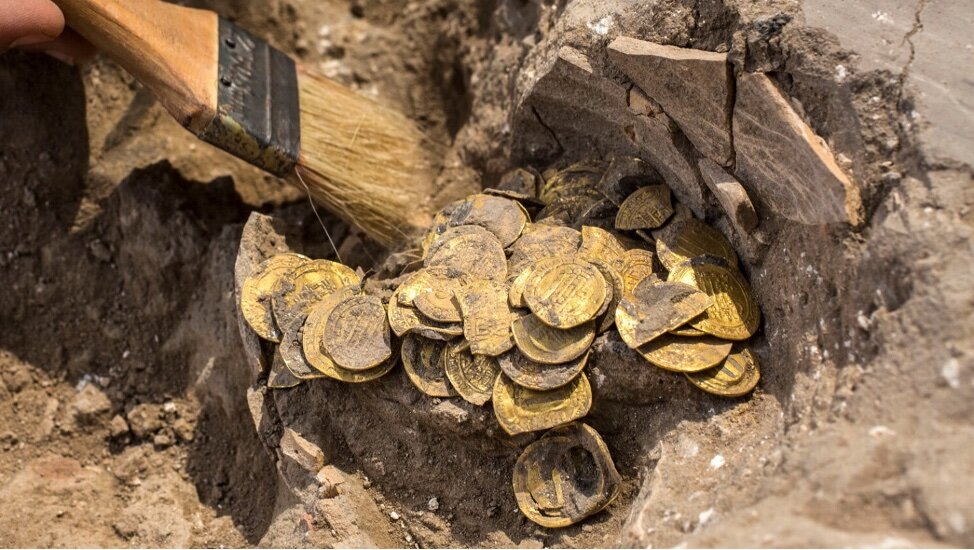 Ничего необычного - просто килограмм золотых монет, возрастом 1100 лет. Найдены в Израиле