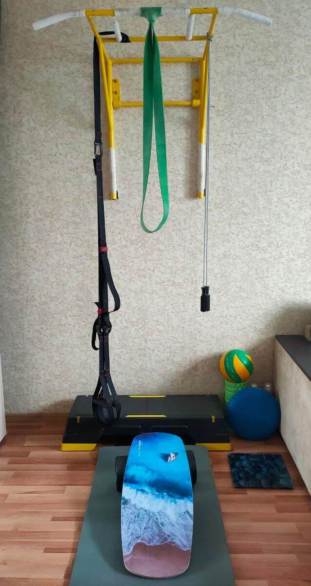 Мой личный домашний спортзал. Собрала его за 3 года. Вряд ли стоимость всего, что вы видите выйдет за пределы 15 тысяч рублей. Пользуюсь всеми вещами время от времени. Ни разу не покупала абонемент в фитнес клуб.