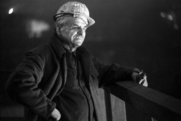 Знатный доменщик Магнитогорского металлургического комбината им. В.И. Ленина, Герой Социалистического Труда Алексей Леонтьевич Шатилин. 15 апреля 1972 года. Фото: Валерий Шустов. Источник: фотобанк РИА Новости.