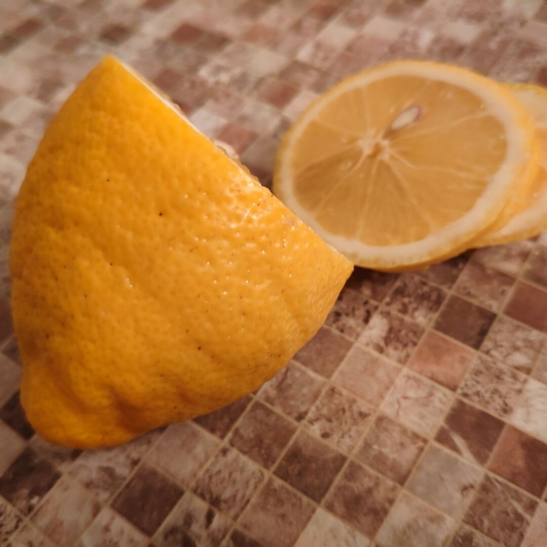 вода с лимоном польза. что будет если каждый день есть лимон. витамины в лимоне. вода с лимоном пропорции. день лимона.