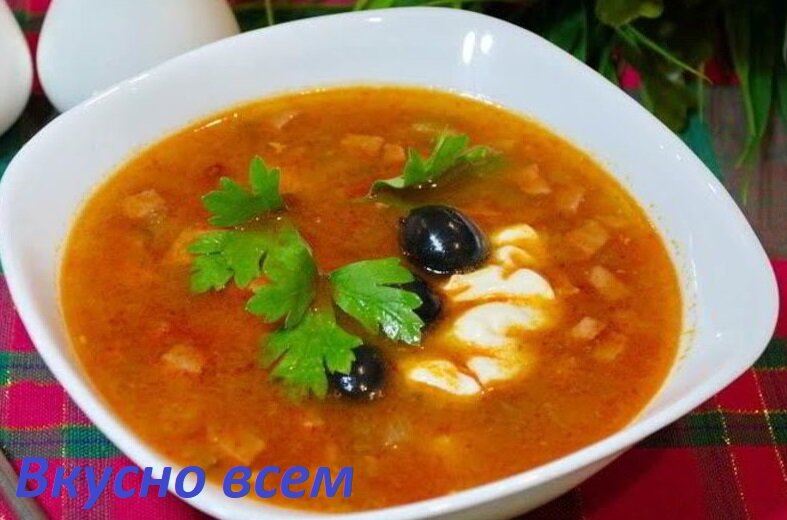 Нарежьте колбасу и обжарьте на сковороде