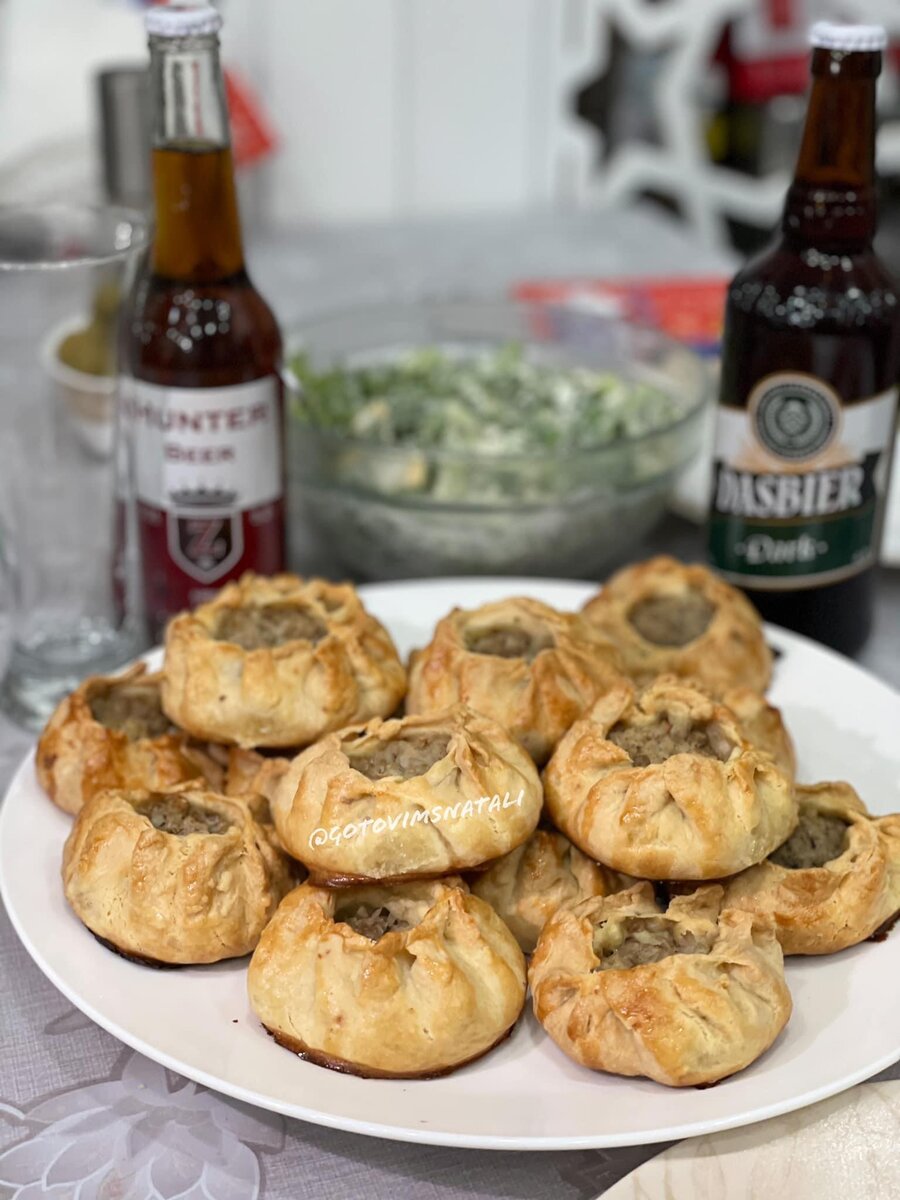 
Тесто:
*100 гр маргарина(масла)
*200 гр сметаны
*375 гр муки
*1 яйцо
*0.5 чайной ложки разрыхлителя
*0,5 чайной ложки соли
Фарш:
*500 гр мясного фарша
*1 большая луковица
*1 большая картошка
*зира, соль, перец, специи по вкусу