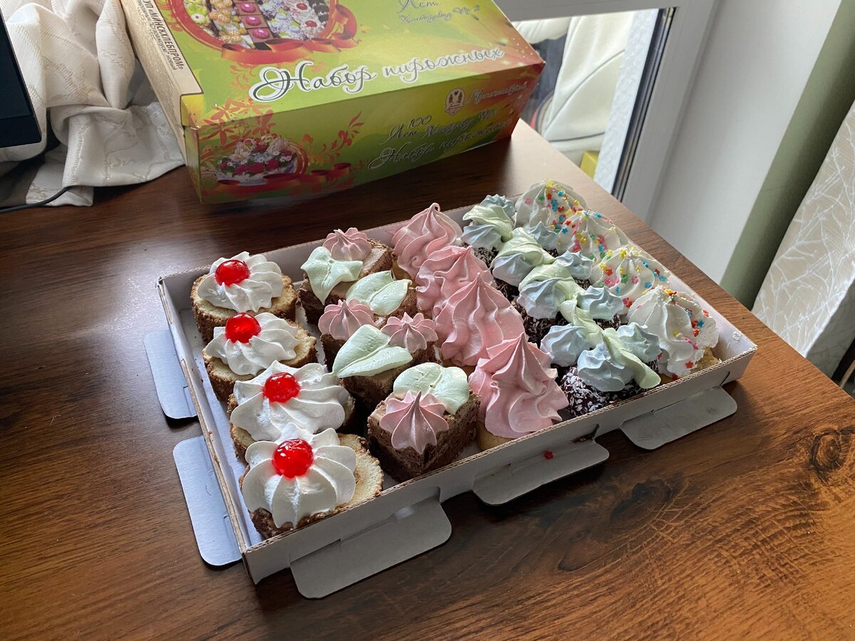 20 пирожных.