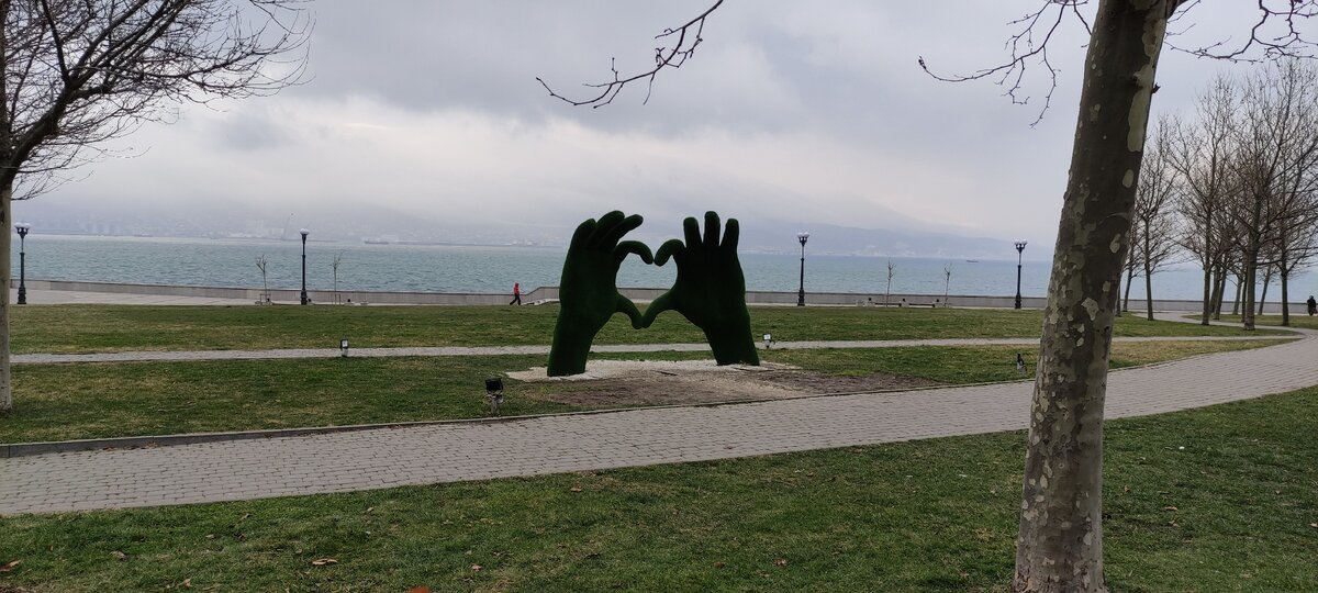 Скульптура рук показывающая сердце (фото автора) 