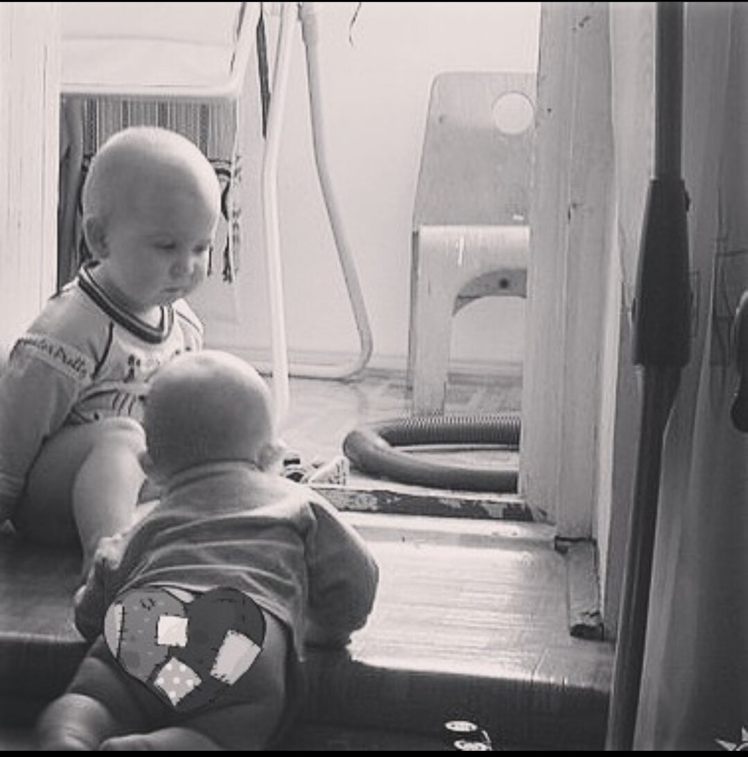 Вот таких их двоих и таскала. Жёсткое тогда время было. Но мне те трудности оказались жизненно-необходимы