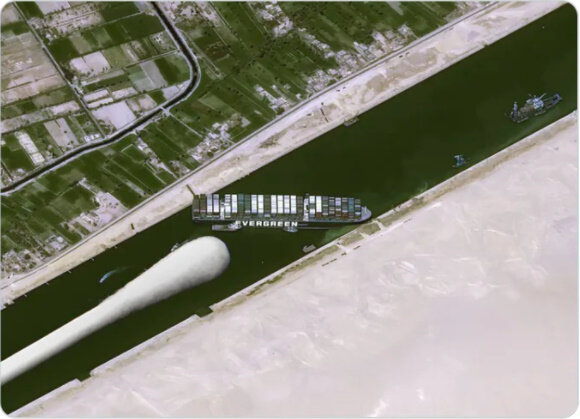 Пользователи интернета предложили послать гигантскую палочку с ватой, чтобы пробить путь.